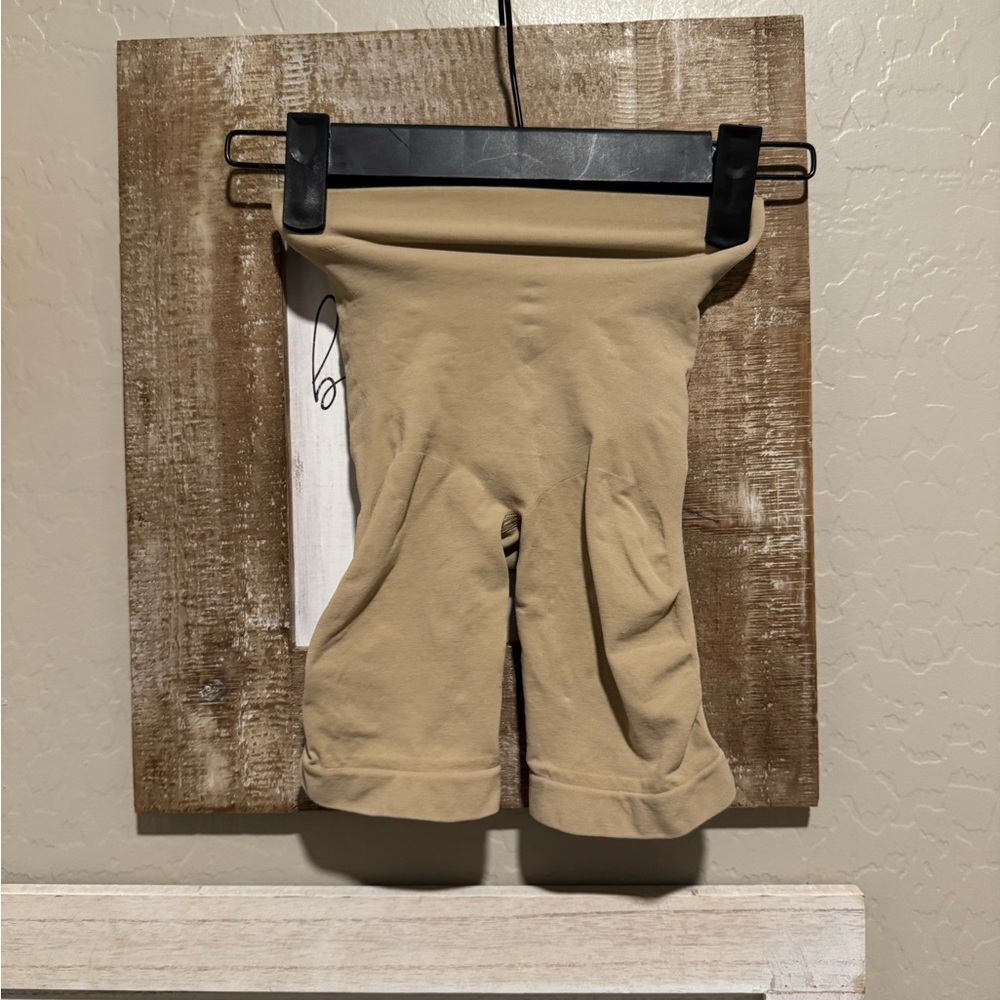 SKIMS
Seamless Sculpt High-Waisted Above-The-Knee Shorts
new no tags